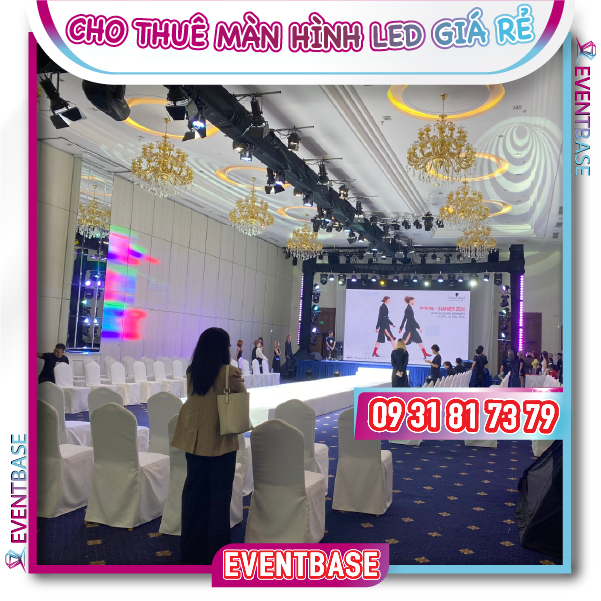 Nhân viên Eventbase kiểm tra màn hình LED trước khi bàn giao