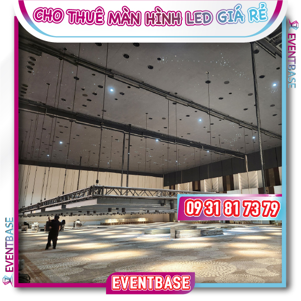 Kỹ thuật viên Eventbase đang lắp hệ thống ánh sáng sự kiện