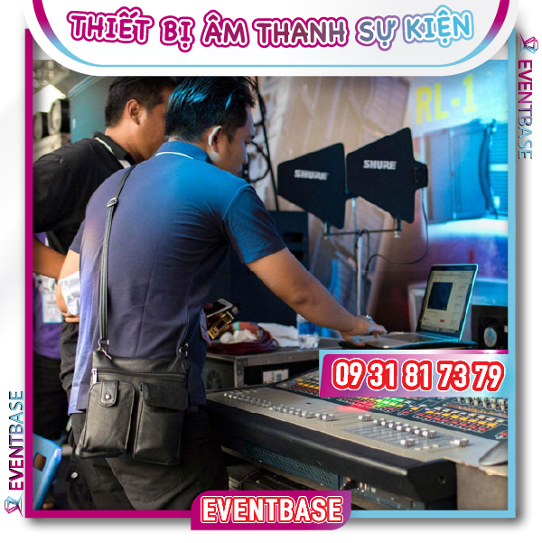 Kỹ thuật viên điều khiển thiết bị âm thanh sự kiện
